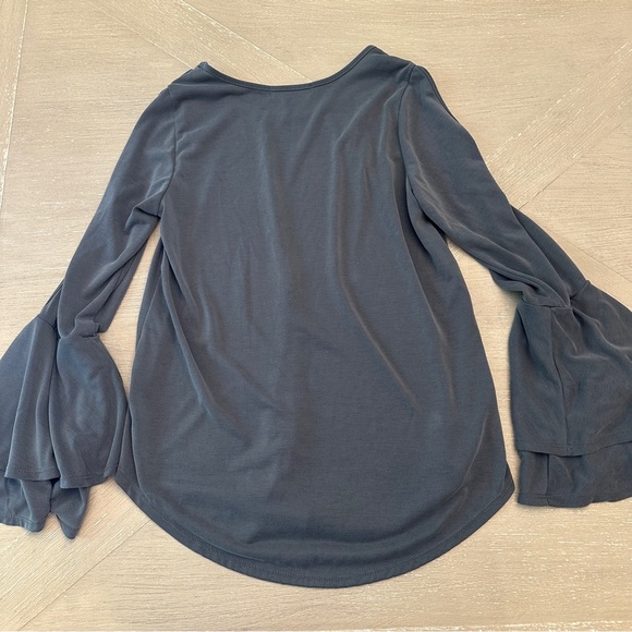 Green Envelope Gray Long Sleeve Ruffled Blouse - Picture 9 of 10